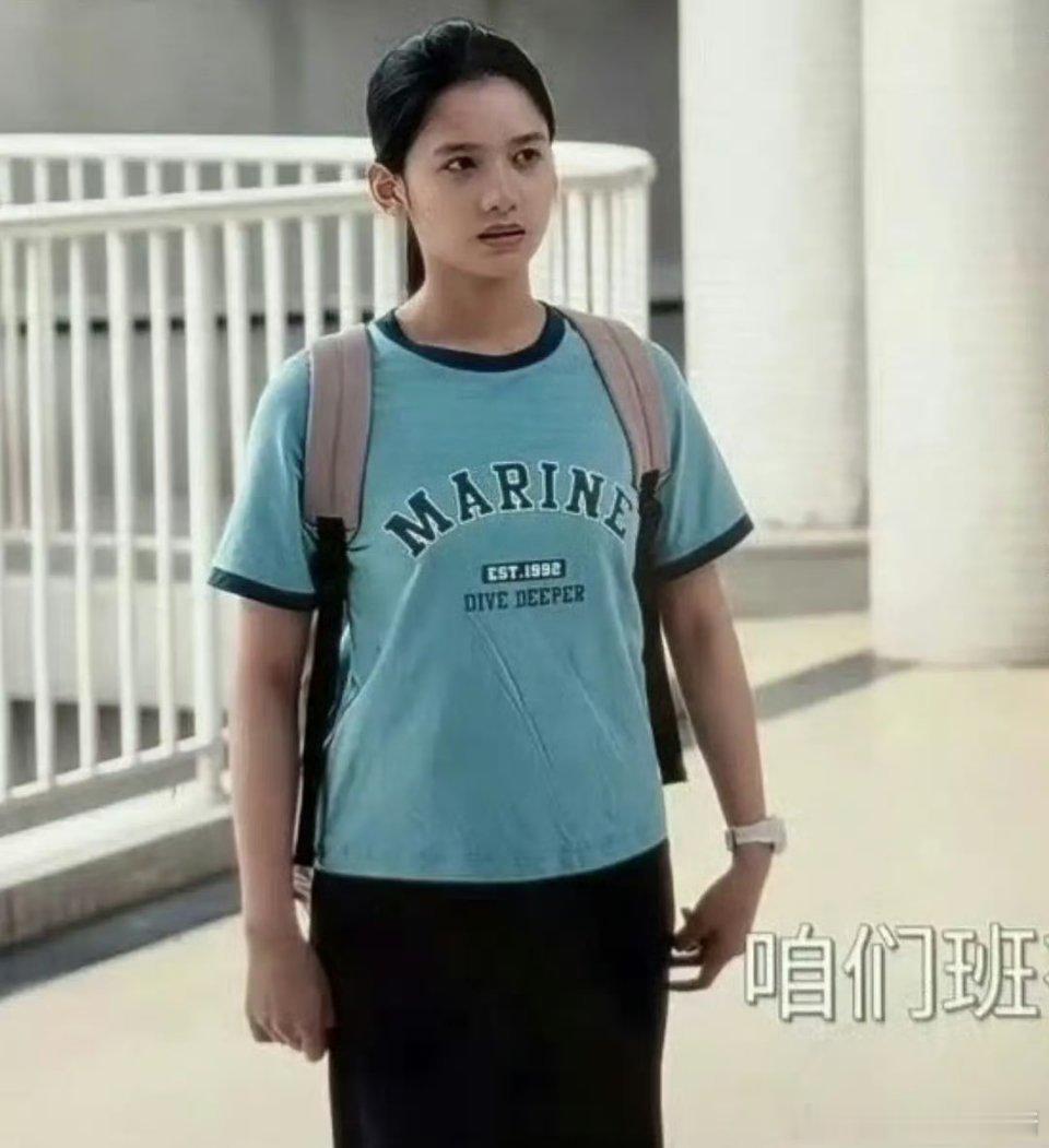 张婧仪更适合演小学生吧，演精英有点精致土…… 