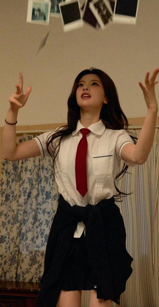 杨超越穿上校服少女感拉满，满满都是青春的味道。 