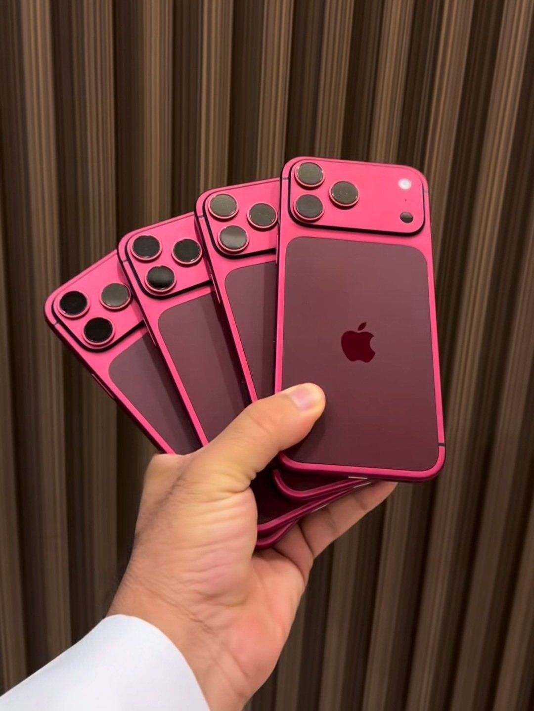 iPhone18ProMax配色 可以看到产品后盖了，提供红色、蓝色、黑色配色，