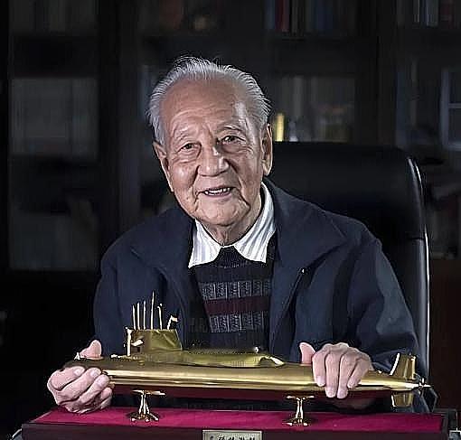1988年，黄旭华在南海做深潜试验时，顺道回了趟家看望母亲，谁知95岁高龄的老母