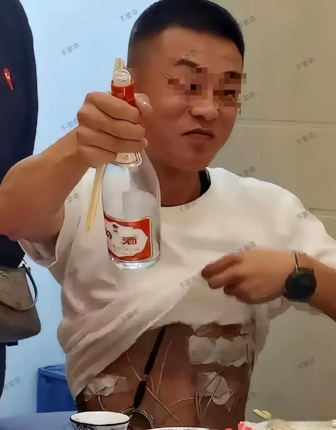 为何他仍如此骄傲？即便如此，为何还有人与他共饮？若出问题，是否全桌共担责任？ 