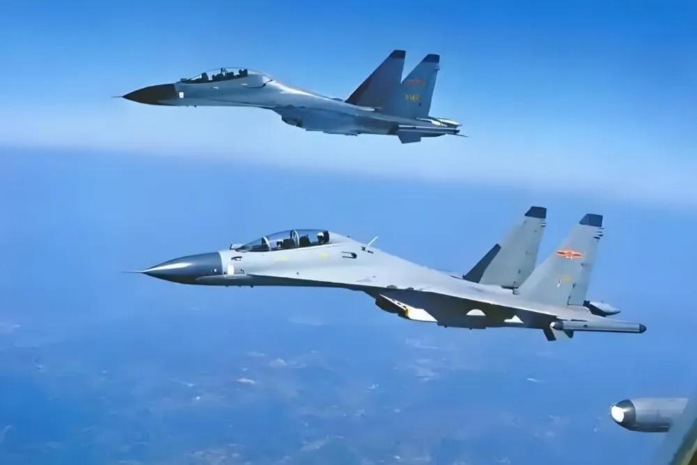 8月14日，《联合早报》发文:“北京对台实战练兵趋常态化，扩展台海中线以东治权，