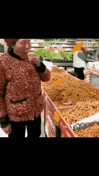大妈把超市当成自己家了！
 
先在零食区一根接一根的吃，边吃边环顾四周，零食区吃
