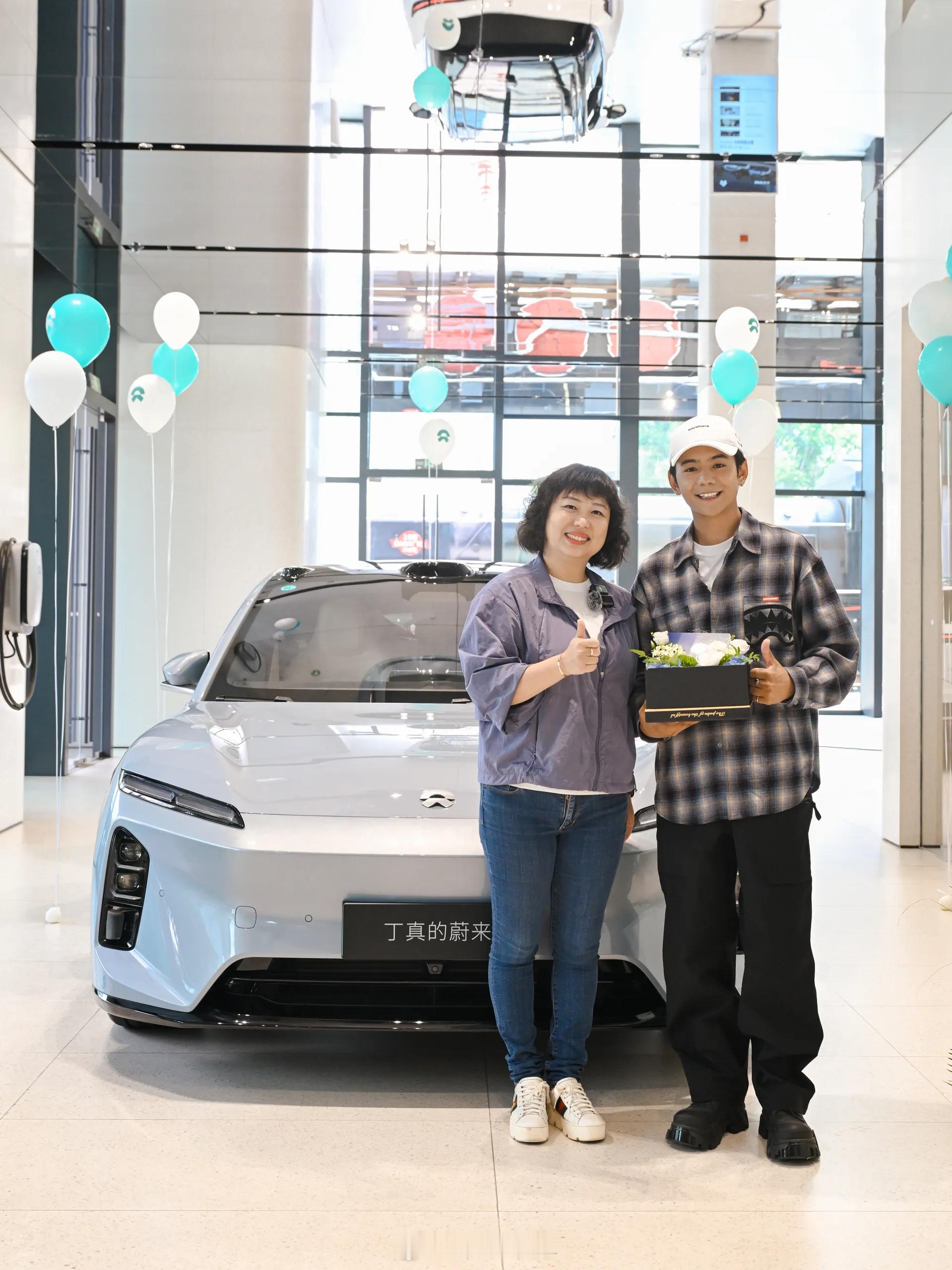 丁真喜提爱车 2025年11月18日，蔚来川西环线换电路线正式贯通。该路线以成都