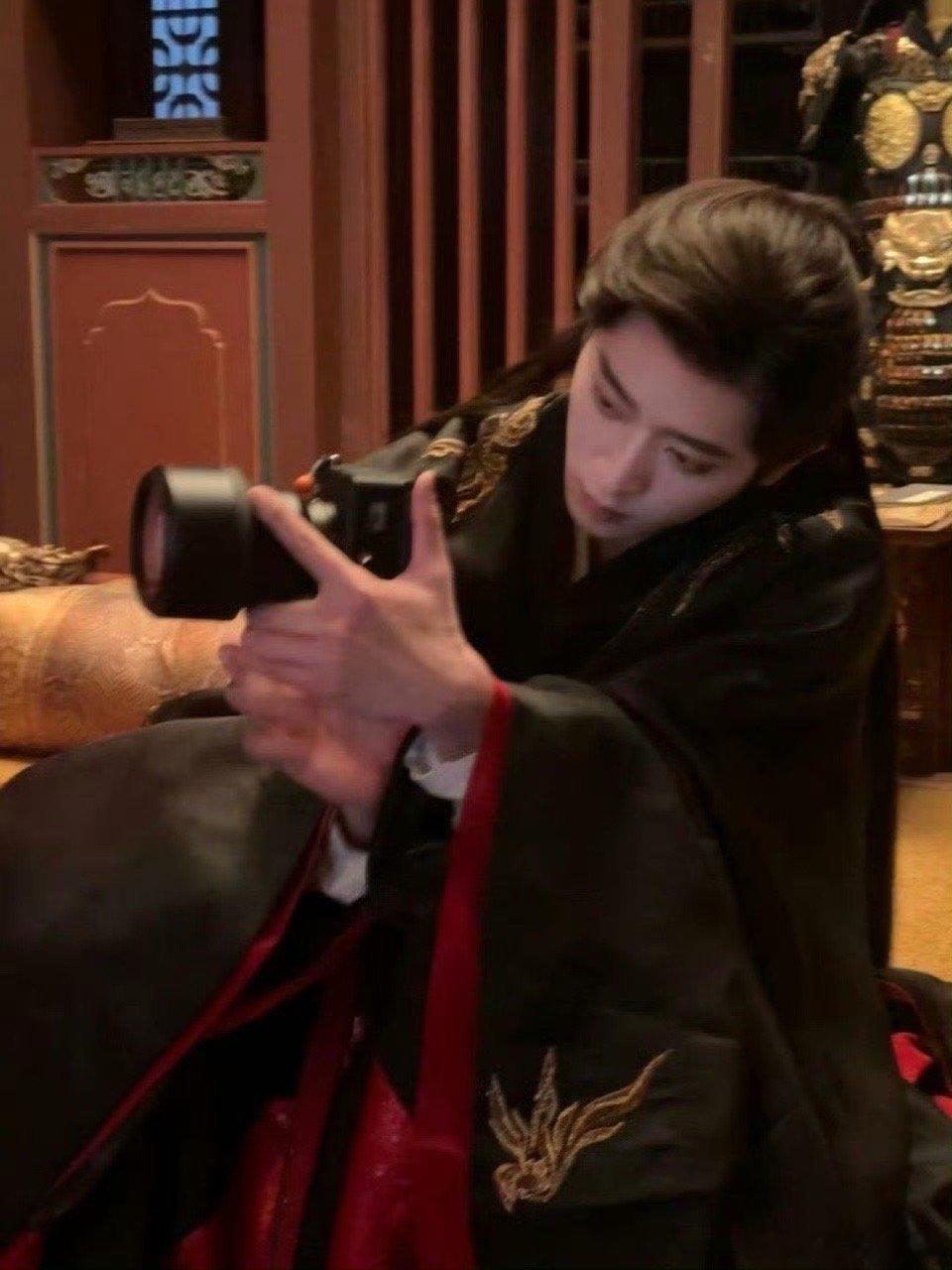 going人的事都让丞磊干了 新剧造型每次释出都能引发讨论，确实是因为他穿出了不