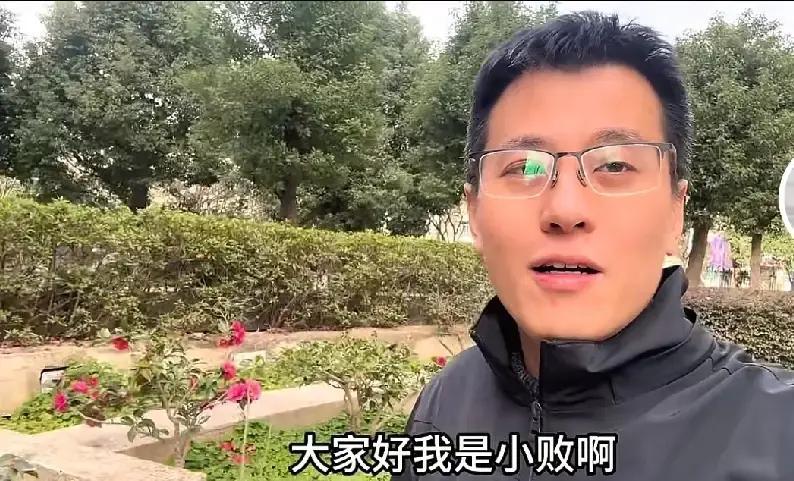 小败炒股赔光家底，爸妈只好搬去租老破小。

我刷到视频时心里咯噔一下，这剧情太熟