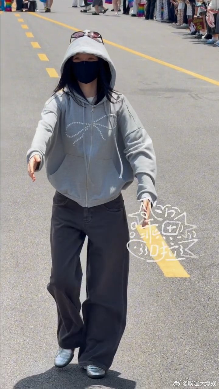 虞书欣虞书欣上班路抱了云初令里的小演员虞书欣招手抱了云初令里的小演员 虞书欣上班