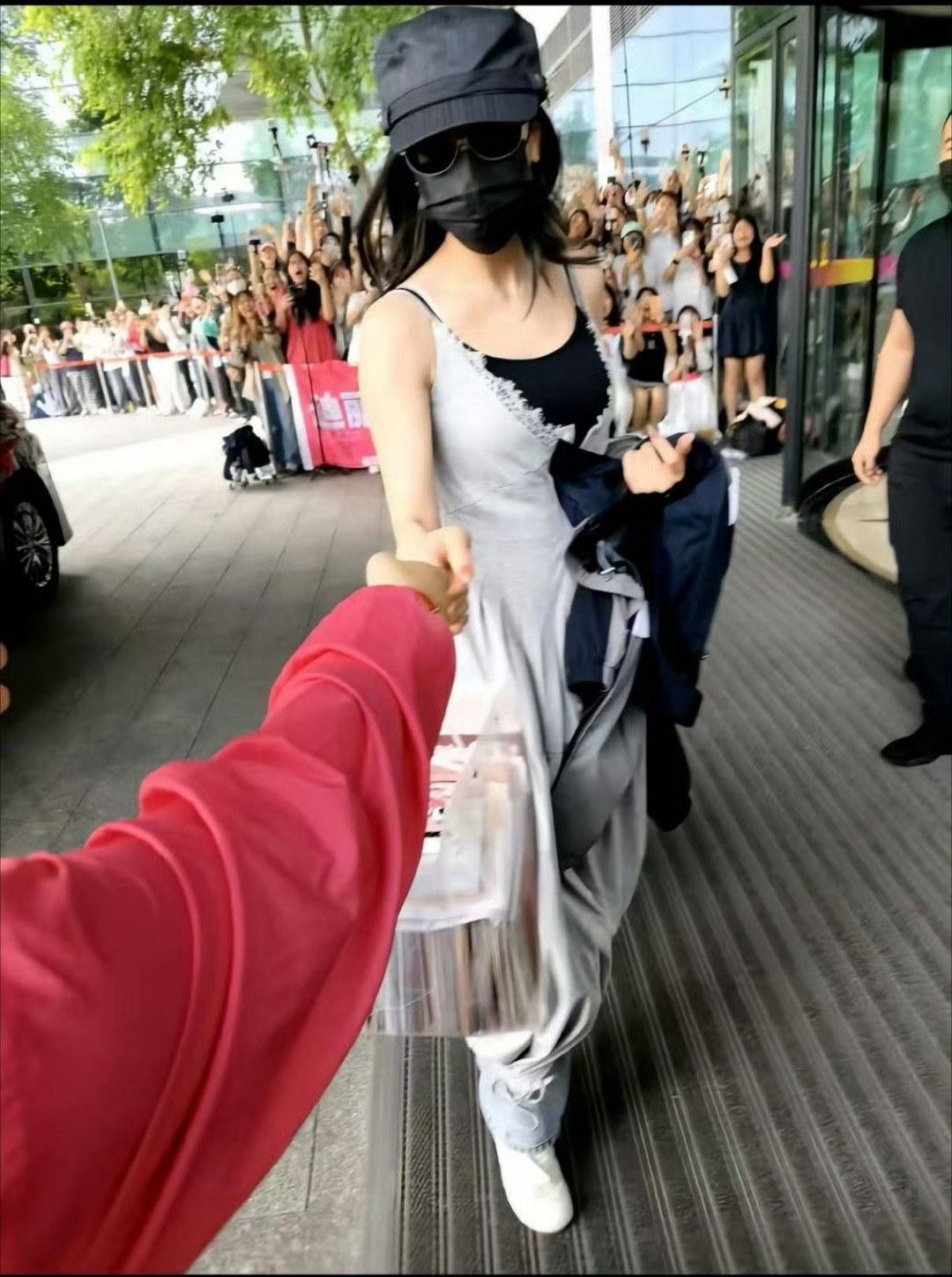 迪丽热巴开心了就小跳一下 好羡慕这个巴粉的视角