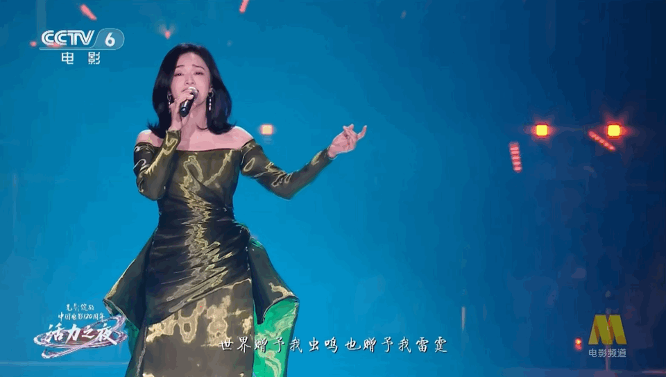 姚晨唱世界赠予我的好好听 没想到姚晨唱歌这么好听，《世界赠予我的》舞台尽显国泰民