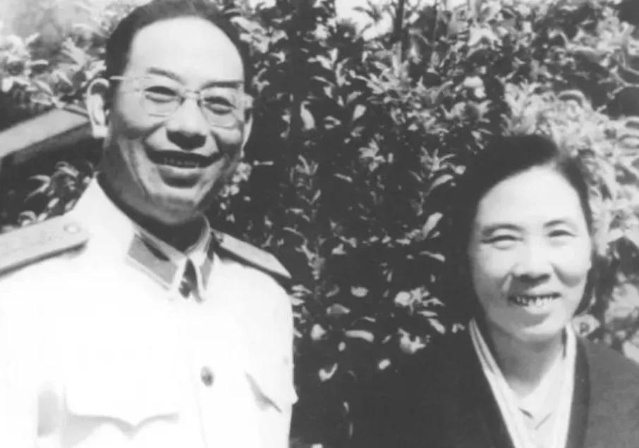 1938年，许光达和分别10年的妻子终于团聚，但就在妻子要扑到他怀里时，他却一把