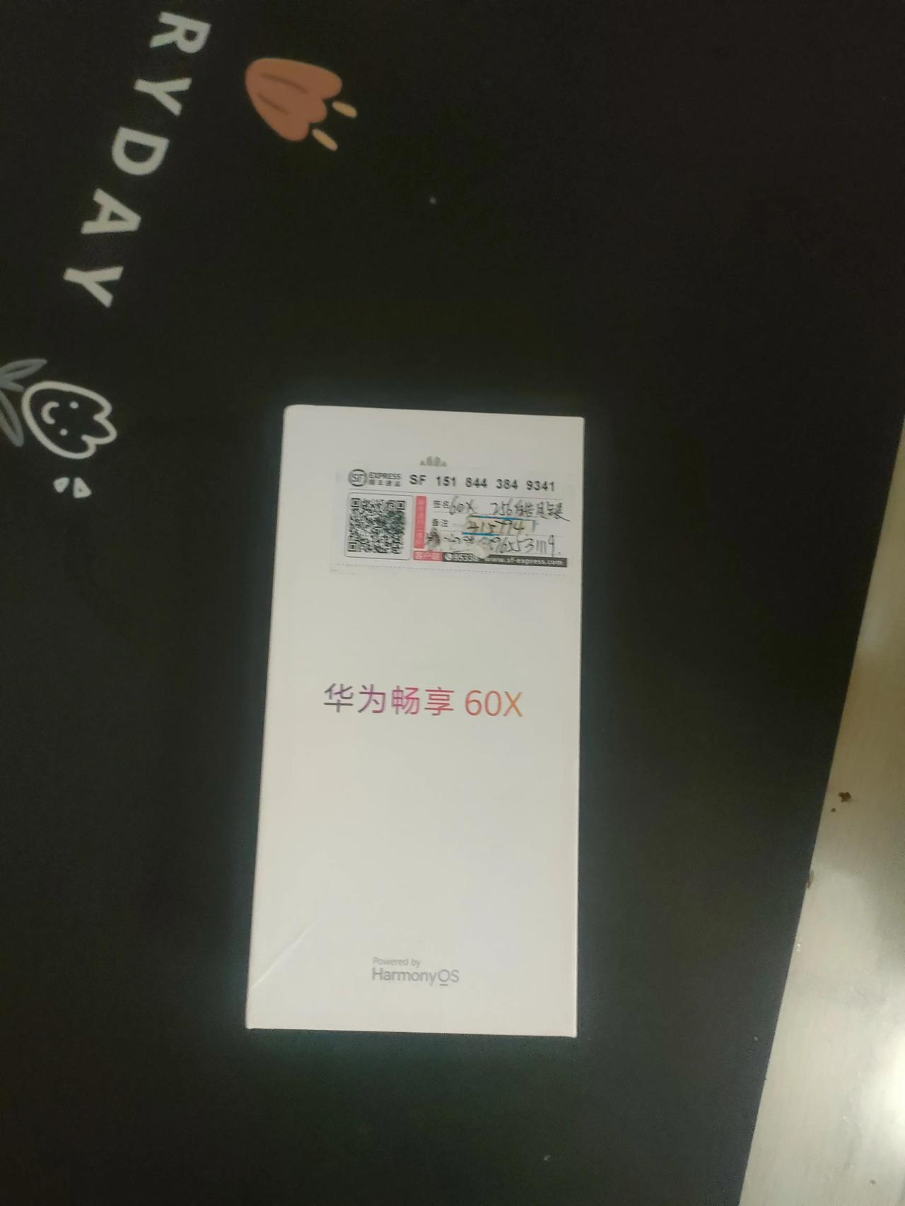 我女儿初二，这次生日想让我买个苹果手机给她做礼物，我坚决不同意，最后买了个华为，