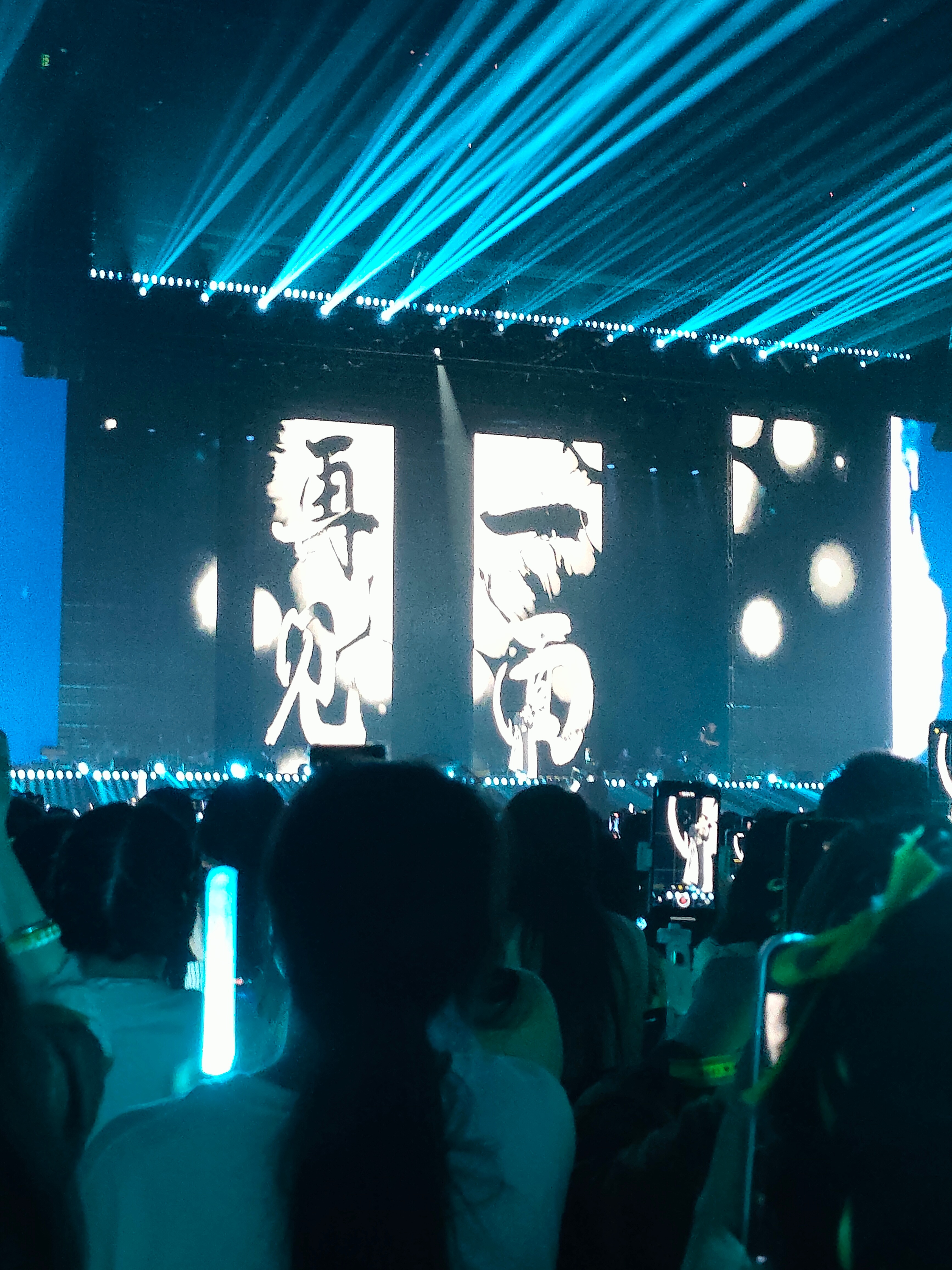 摩登兄弟 每次都拍让酒里面这句话，期待再见一面过去整整一年了，过得好快