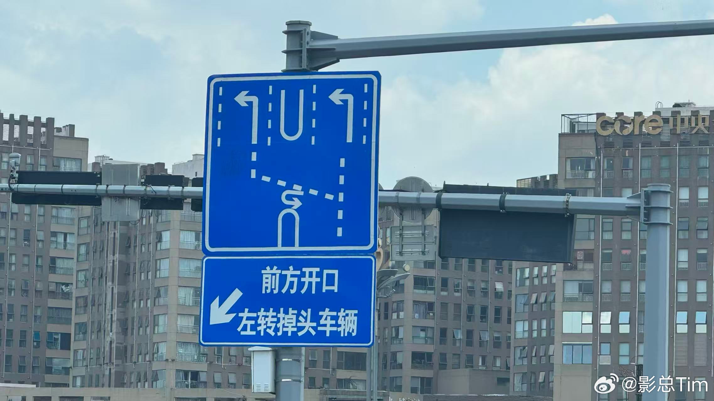 不是，昆明路政认真的吗？这给辅助驾驶看？你这给人他也看不懂啊，鬼画符吗？ 
