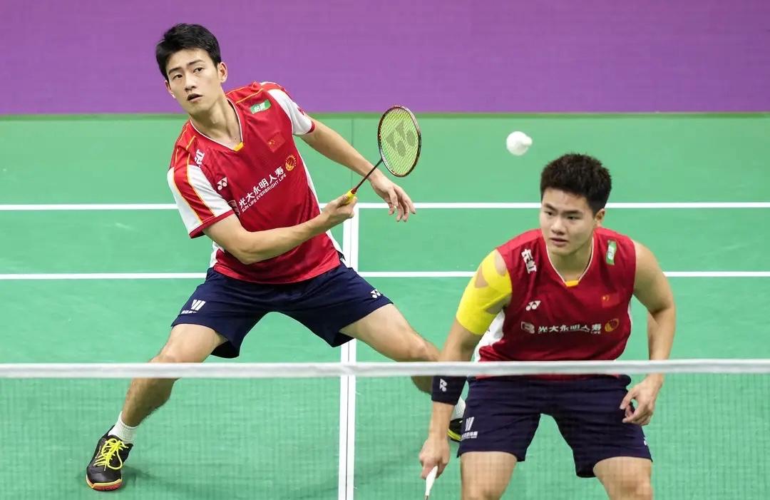 刘毅/刘阳15:7、15:8梁伟铿/吴拓斌，这比分看着确实是赢得挺轻松的。
梁伟