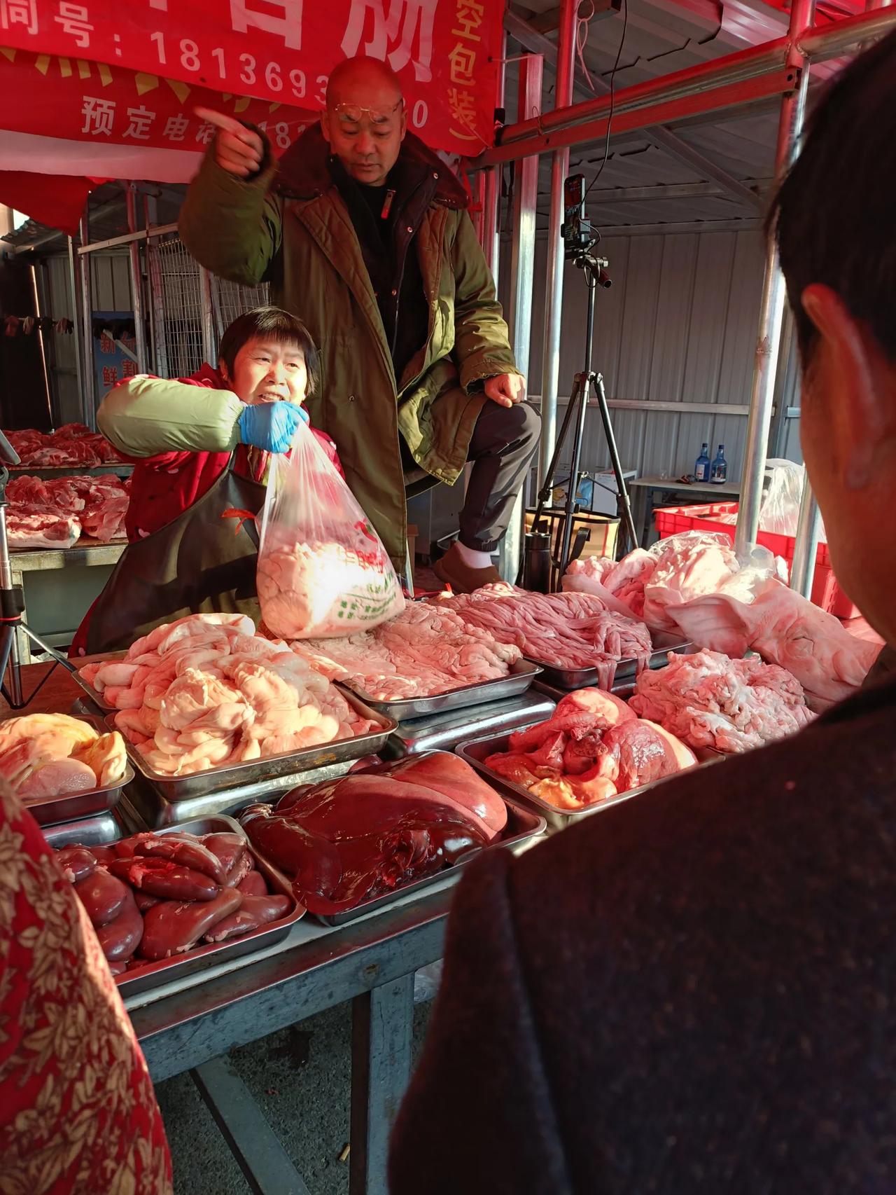 这是什么情况啊？哪来那么多的人来卖猪肉呀？
今天逛了几个菜市场，居然发现新增了好