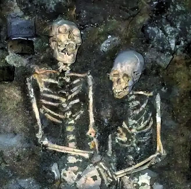 1997年，沈阳东华门，工人挖开地面，挖出了两具骸骨。一男一女，相互依偎，嘴巴大