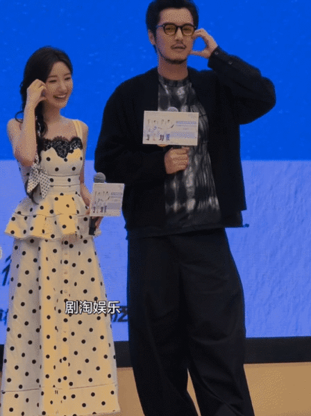 金世佳为什么都是你指挥我金世佳脸颊比心都做了 金世佳：不想做，不开心，但听话！！