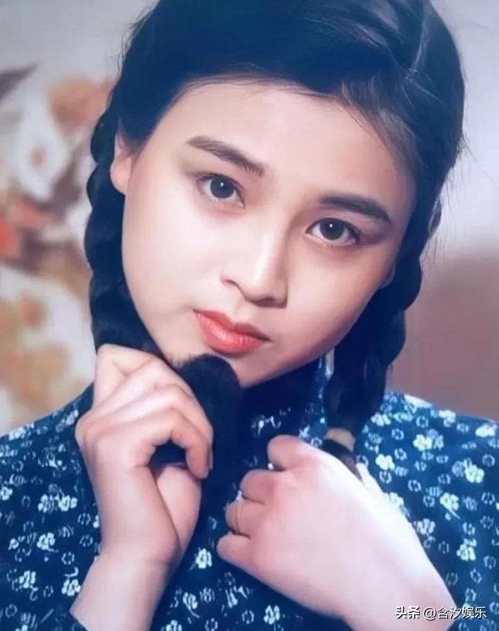 当年，英宁向刚生下女儿不久的妻子赵明明提出离婚，赵明明追问原因，英宁支支吾吾就是