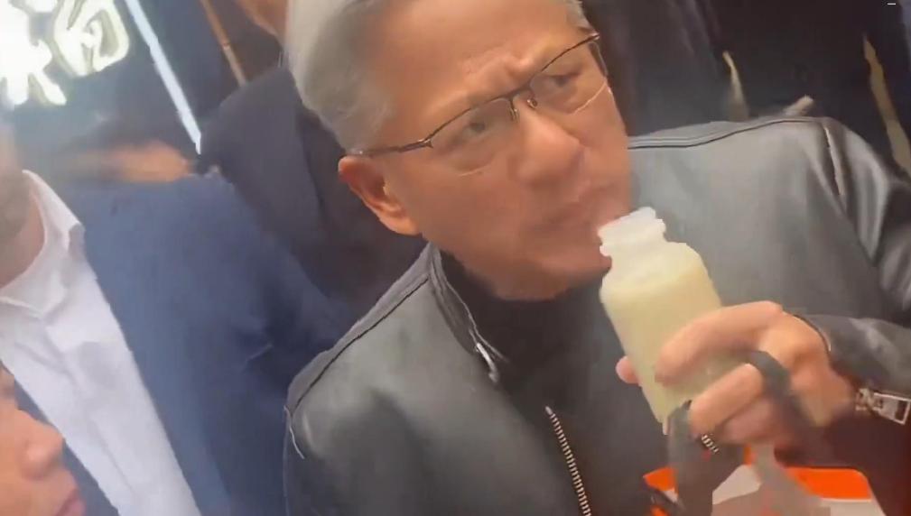 特朗普的飞机刚一飞走，那位身家上万亿的AI大老板，倒好，直接在北京不走了。从南锣