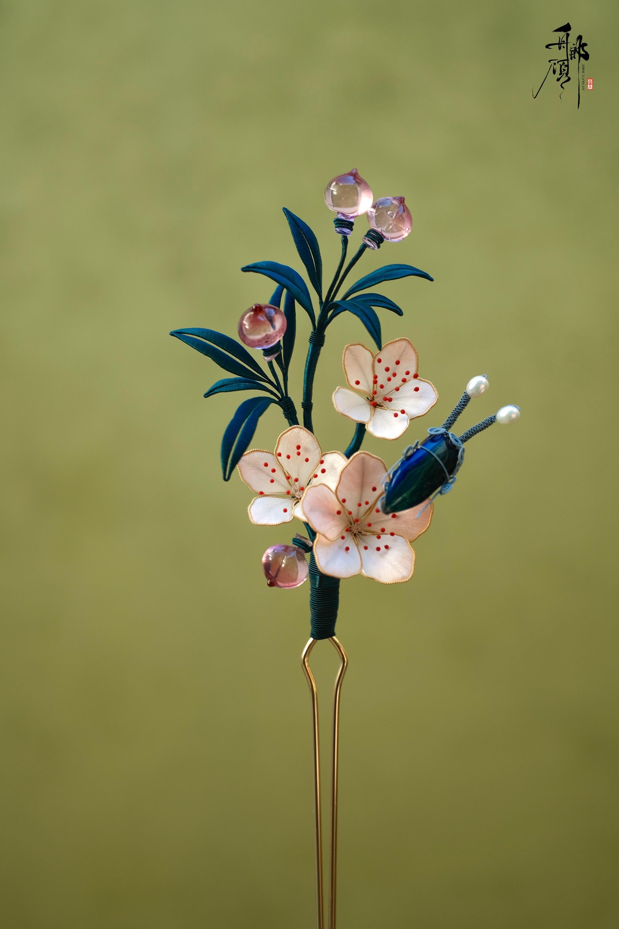 古画一般雅致的桃子花钗。缠花、掐丝绒花、料器，搭配玉虫翅，材质工艺混搭...