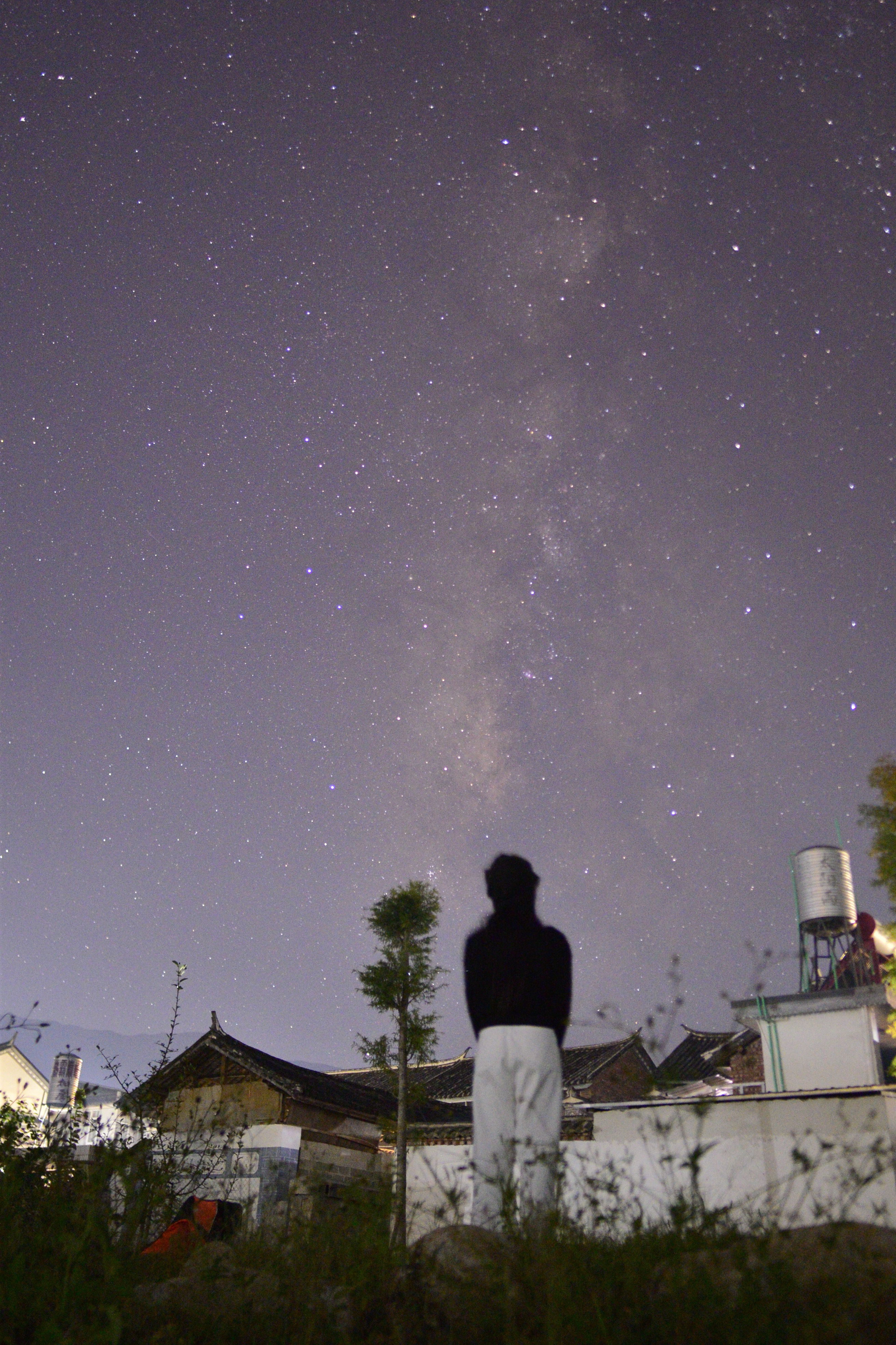 “在广袤的空间和无限的时间当中，能和各位共享一颗行星，同一段时光，非常荣幸。” 