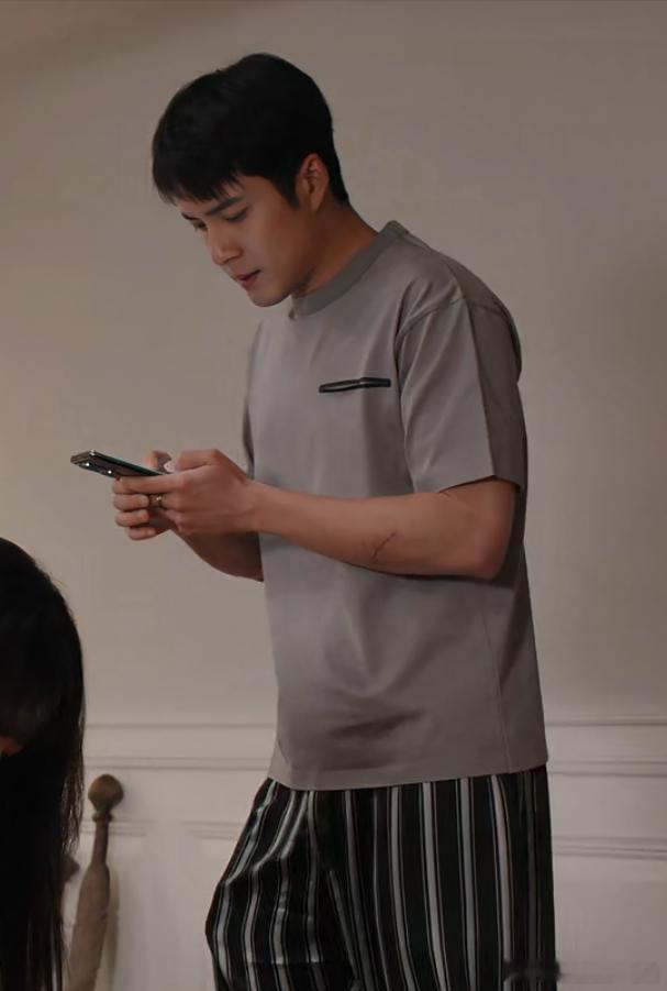 我勒个去啊，他这个伤..这剧里咋能这么明显啊…… 