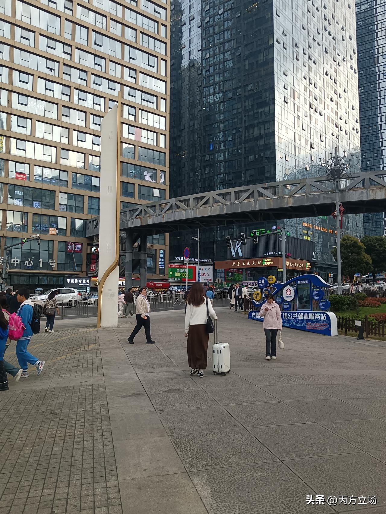 就在刚刚，贵阳花果园兰花广场！看到一个女生，个儿可真高，得有一米七多。黑色长发随