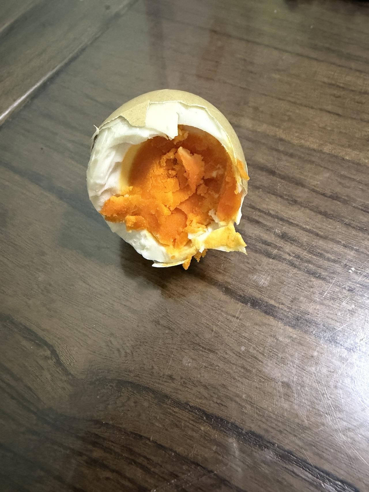 哎玛，这是给鸡吃的什么？蛋黄是橘红色，不该叫蛋黄，应该叫蛋红。

     图一