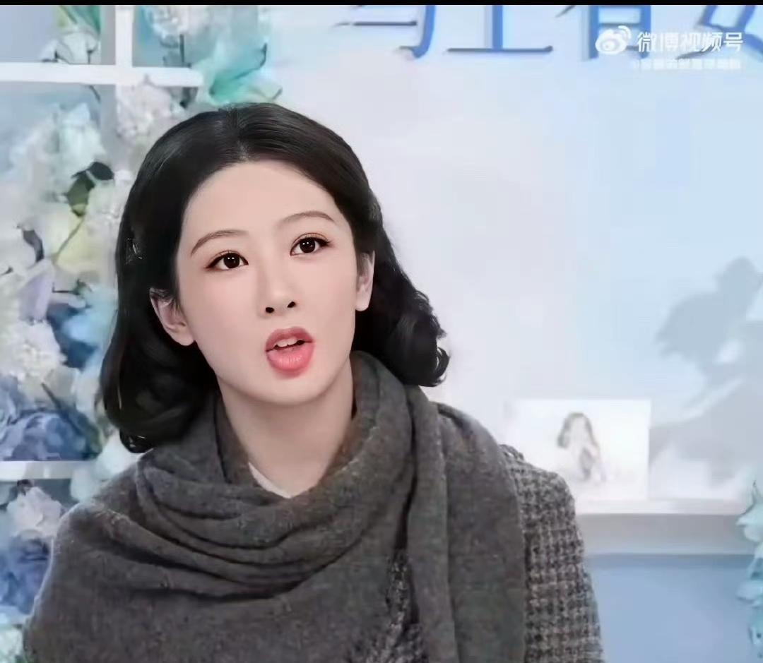 杨紫又凭一句话炸上热搜了，这次不是靠新剧，全凭六个字。
直播里被主持人问到“怎么