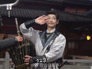文俊辉撑伞这段都要盘烂了一把伞撑出满屏韵味，身姿清隽又温柔。内娱古装新面孔颜值演