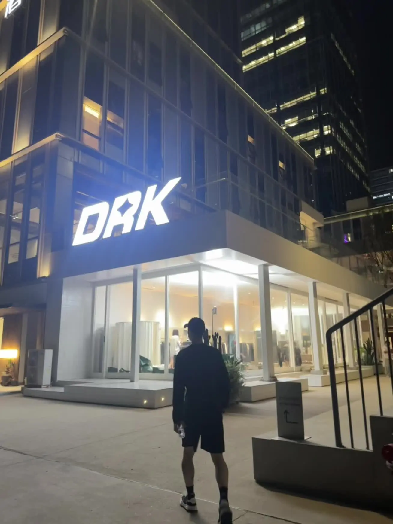 线下快闪店今天结束了最后一天营业 时间过得好快 开业那天仿佛还是昨天 ...