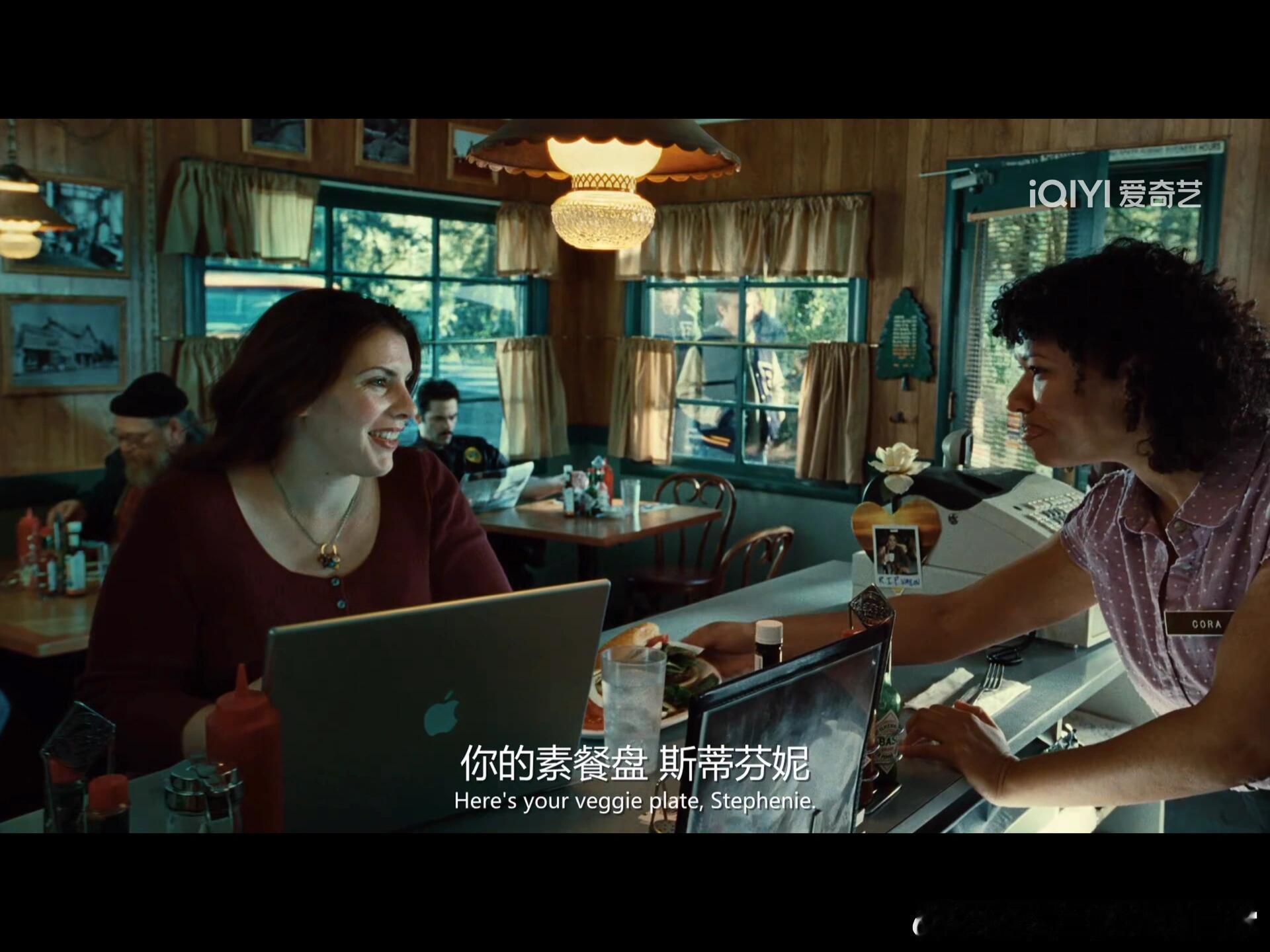 #暮光之城作者也出演了电影#《暮光之城》1大概1小时12分左右，这个一闪而过的镜