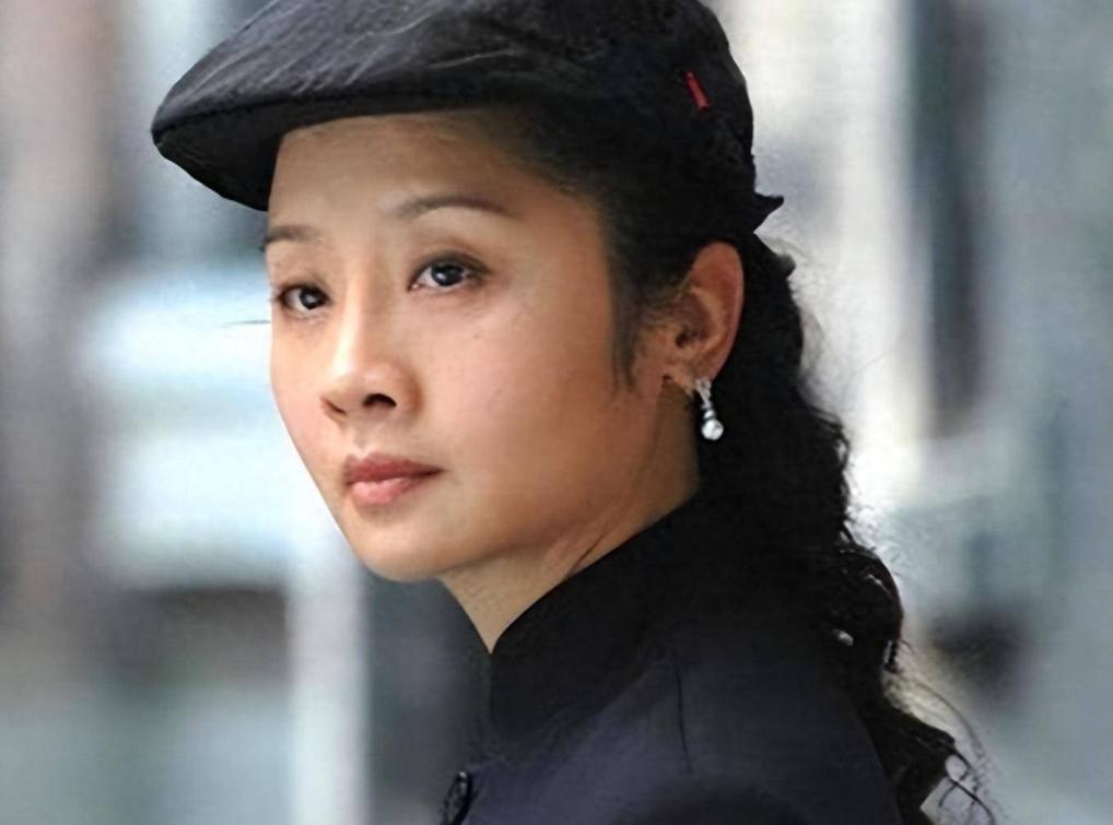 太唏嘘！她用10年青春倾尽资源捧红丈夫，助他从穷小子逆袭成名，谁知对方功成名就后