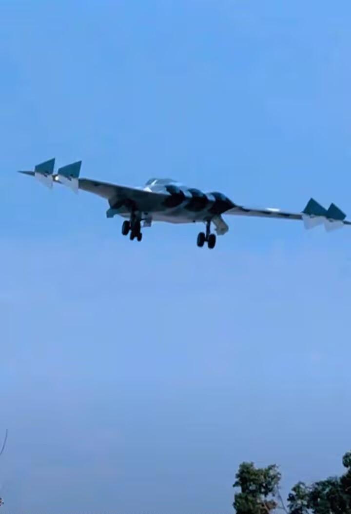 二号的屁股好性感 图源推特 