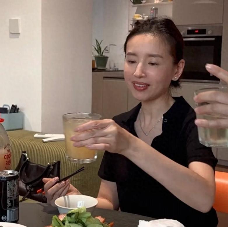 明星回老家是什么样子？董洁给出了一个很生活化的答案，46岁的她回到大连，在忙着帮