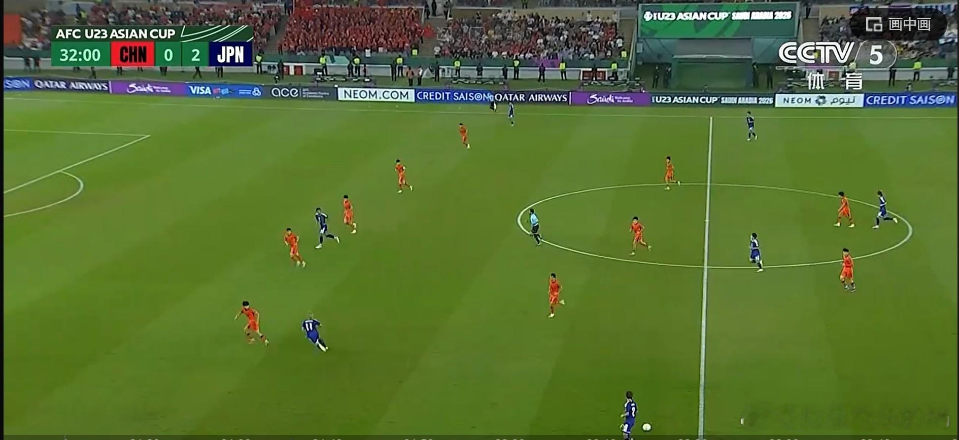 上半场0比2，比分落后在我预料中，实力确实有差距。不过，没想到丢球那么容易，还是