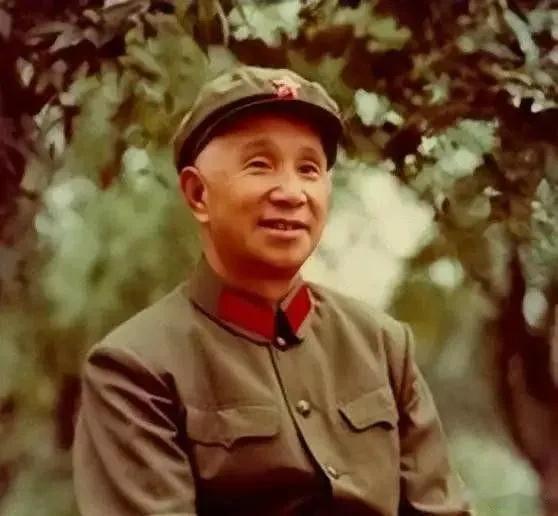 粟裕是灵魂里都是军人的人。

胜利了，进城了，别人在繁华大街上逛店狂买，粟裕却琢