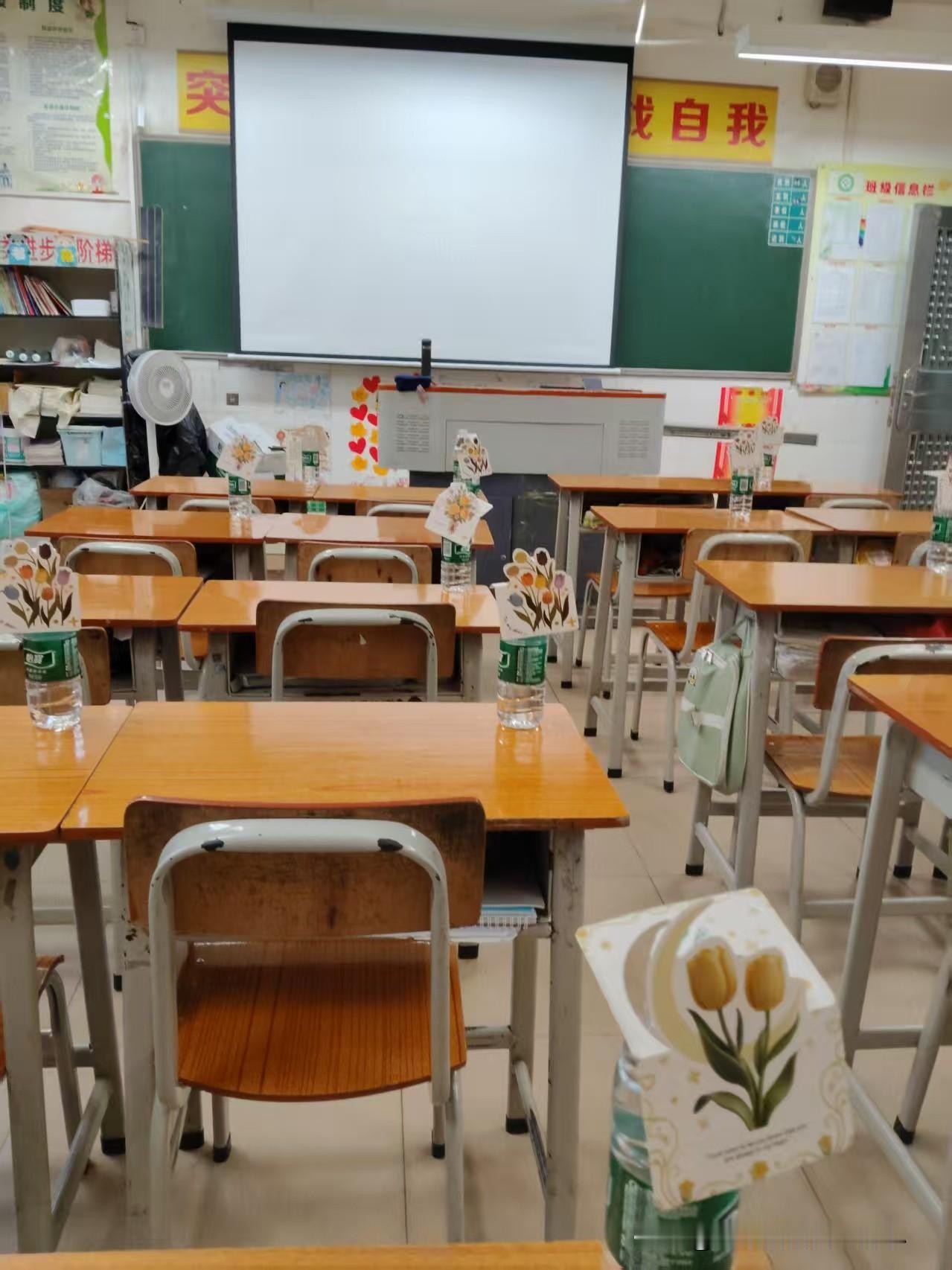 其实我一直觉得，家长高考陪考完全没必要。
 
真正能帮孩子提分、稳住心态的，是他