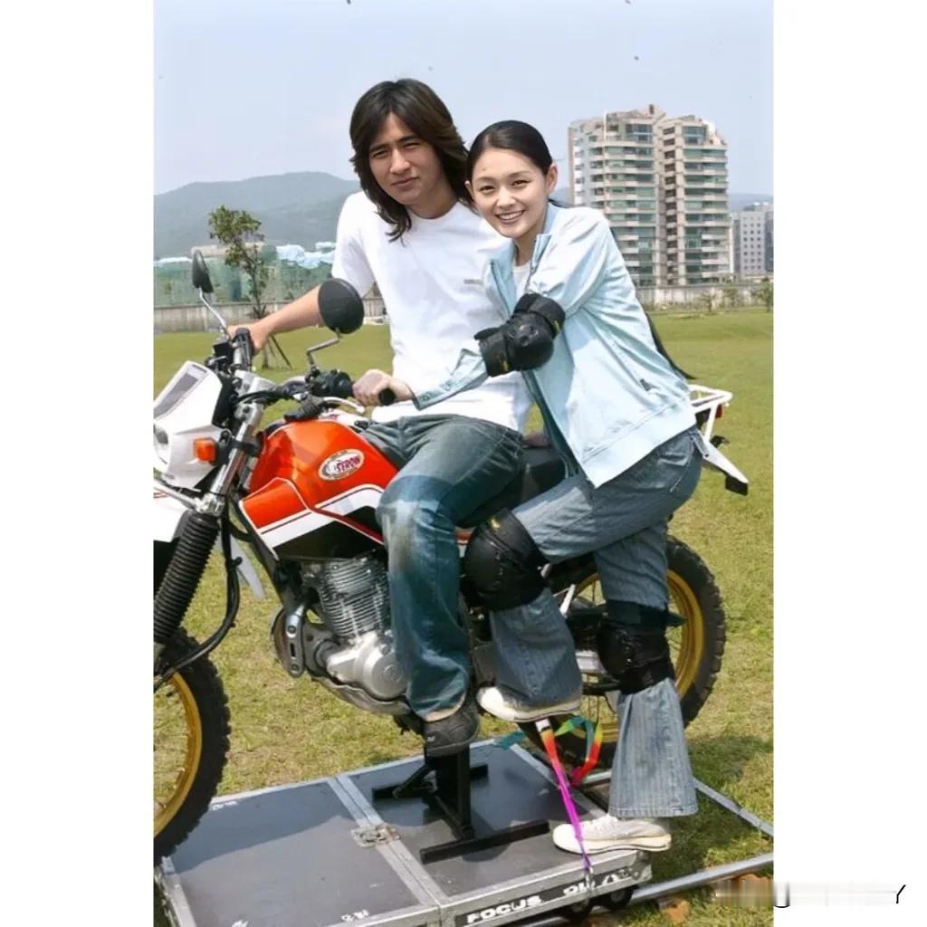 2004年，周渝民与大S在一辆摩托车上，留下的美好瞬间。周渝民当时二十三岁，阳光