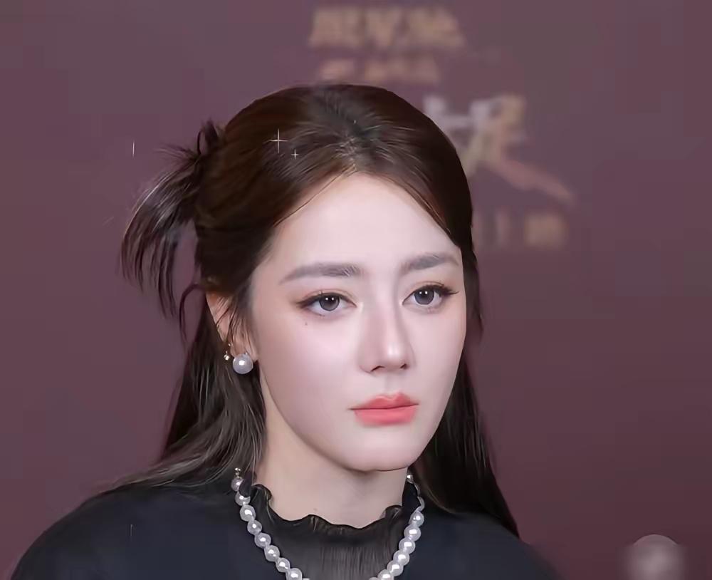 迪丽热巴明明是精致美人，但是演起喜剧来一点偶像包袱都没有。

她在《功夫女足》里