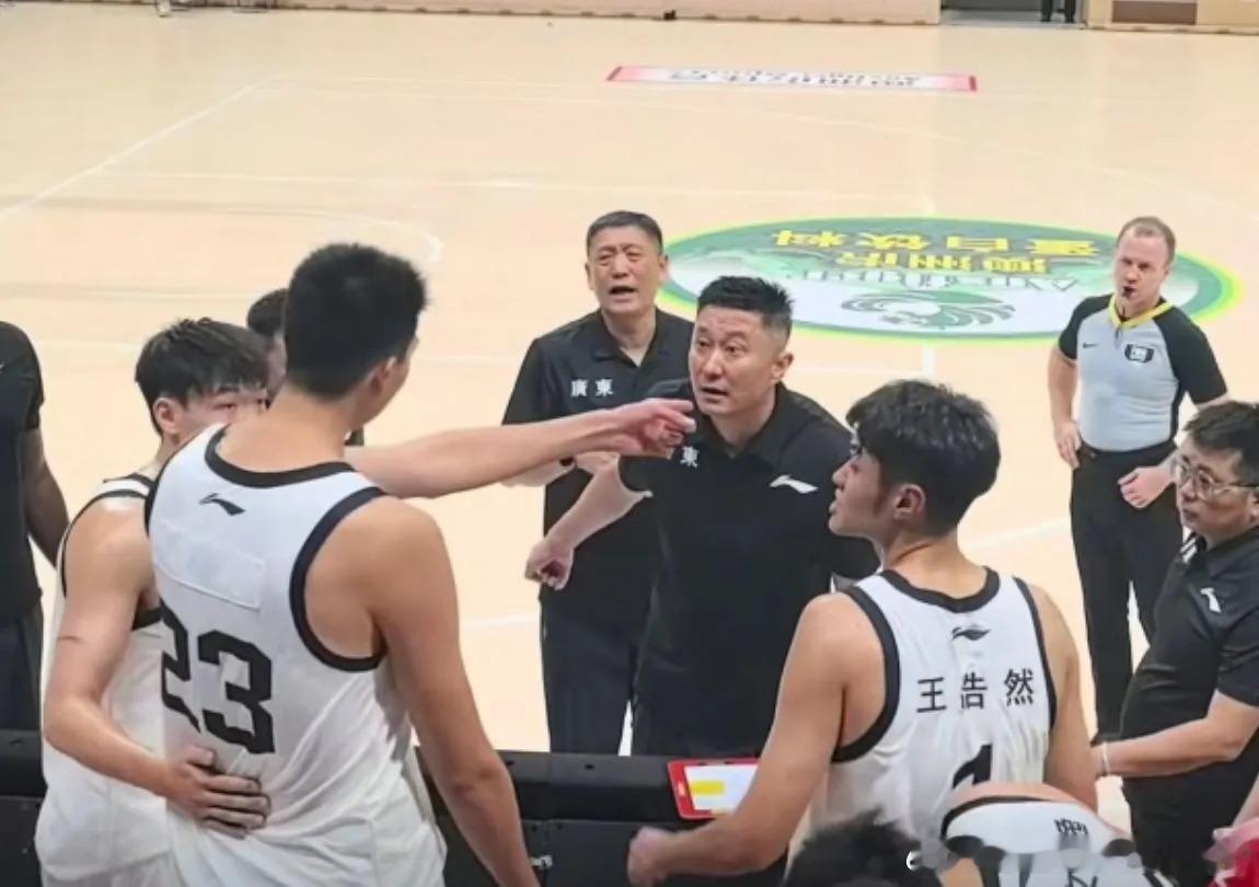 NCAA杨百翰大学跟队记者Robby McCombs报道，杨百翰大学正全力寻找内