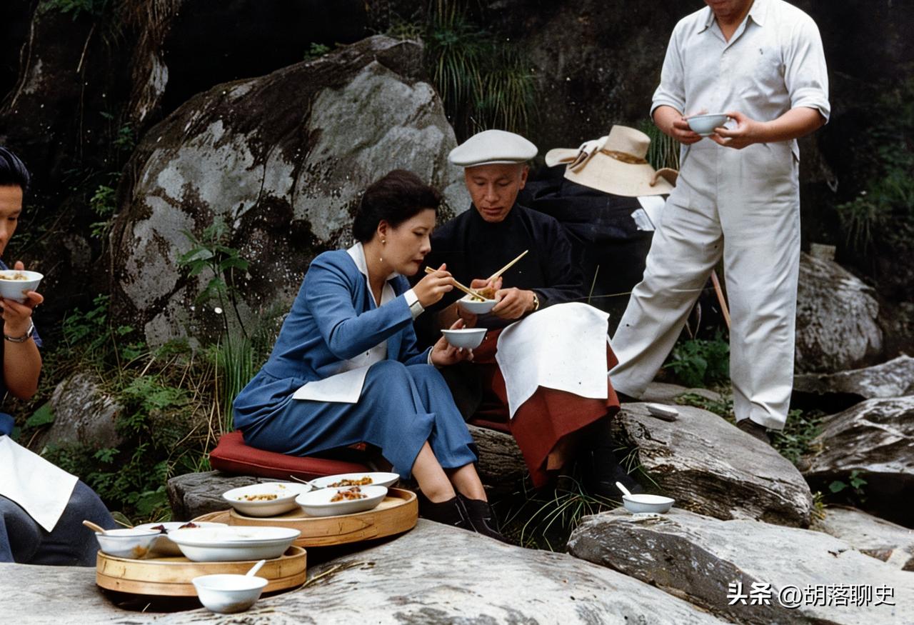 正在野炊的蒋介石和宋美龄。
地点是在江西庐山黄龙潭。
拍摄于1947年9月2日。