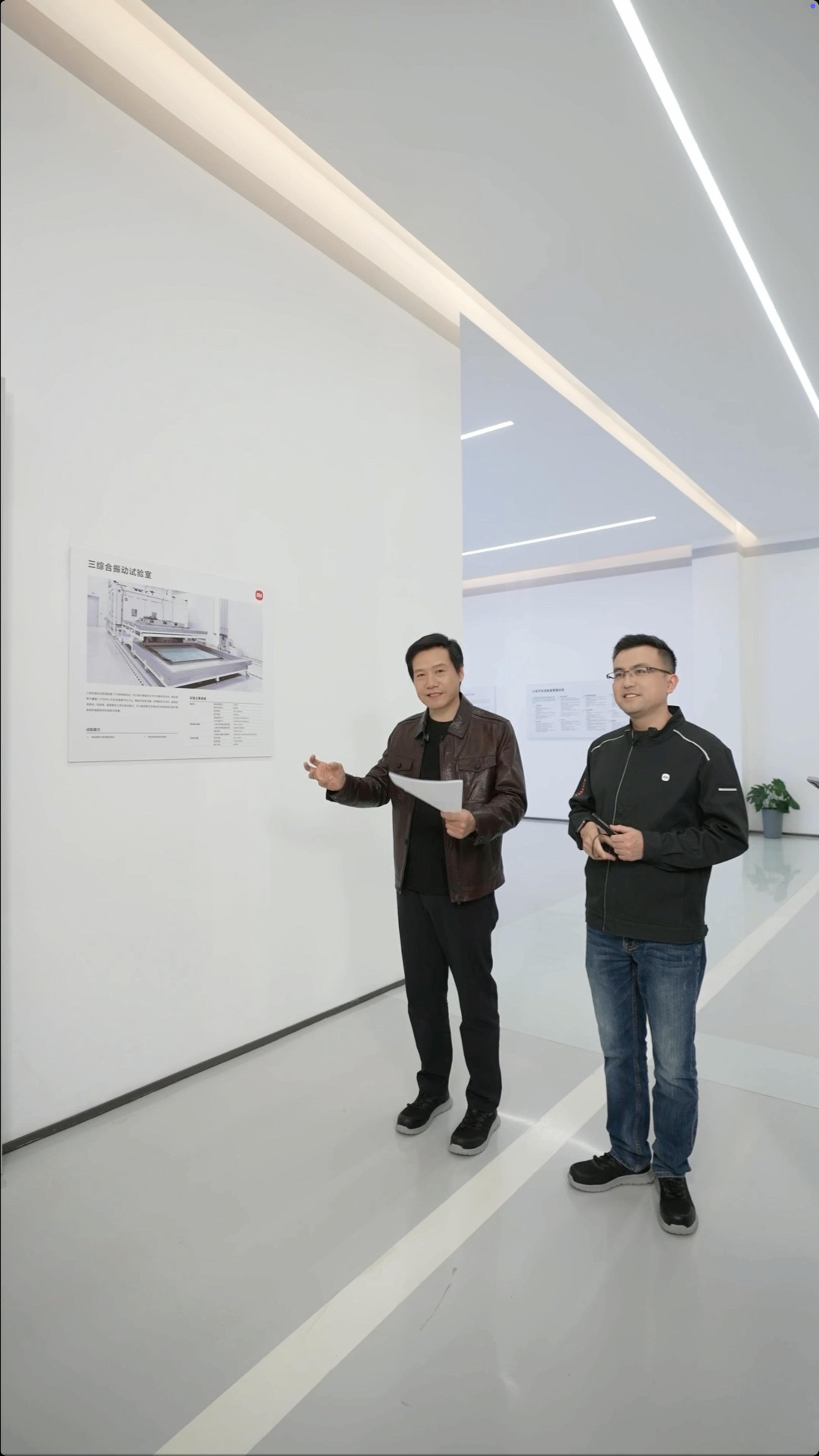 后续的实验还展示了三综合振动实验室、六自由度环境模拟实验室。三综合试验是通过综合