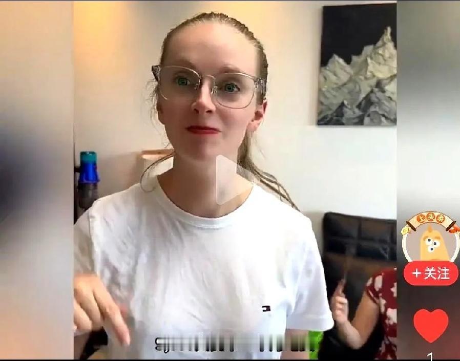 最近刷到一个新西兰老两口来中国看望女儿女婿的视频。大热的天，老头老太太在屋里热得