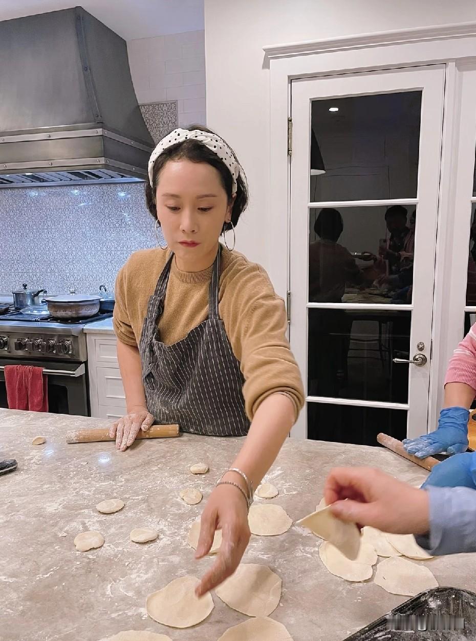 海清擀饺子皮，曾黎包饺子，分工协作、配合默契，你和面、我擀皮、他包馅，其乐融融。