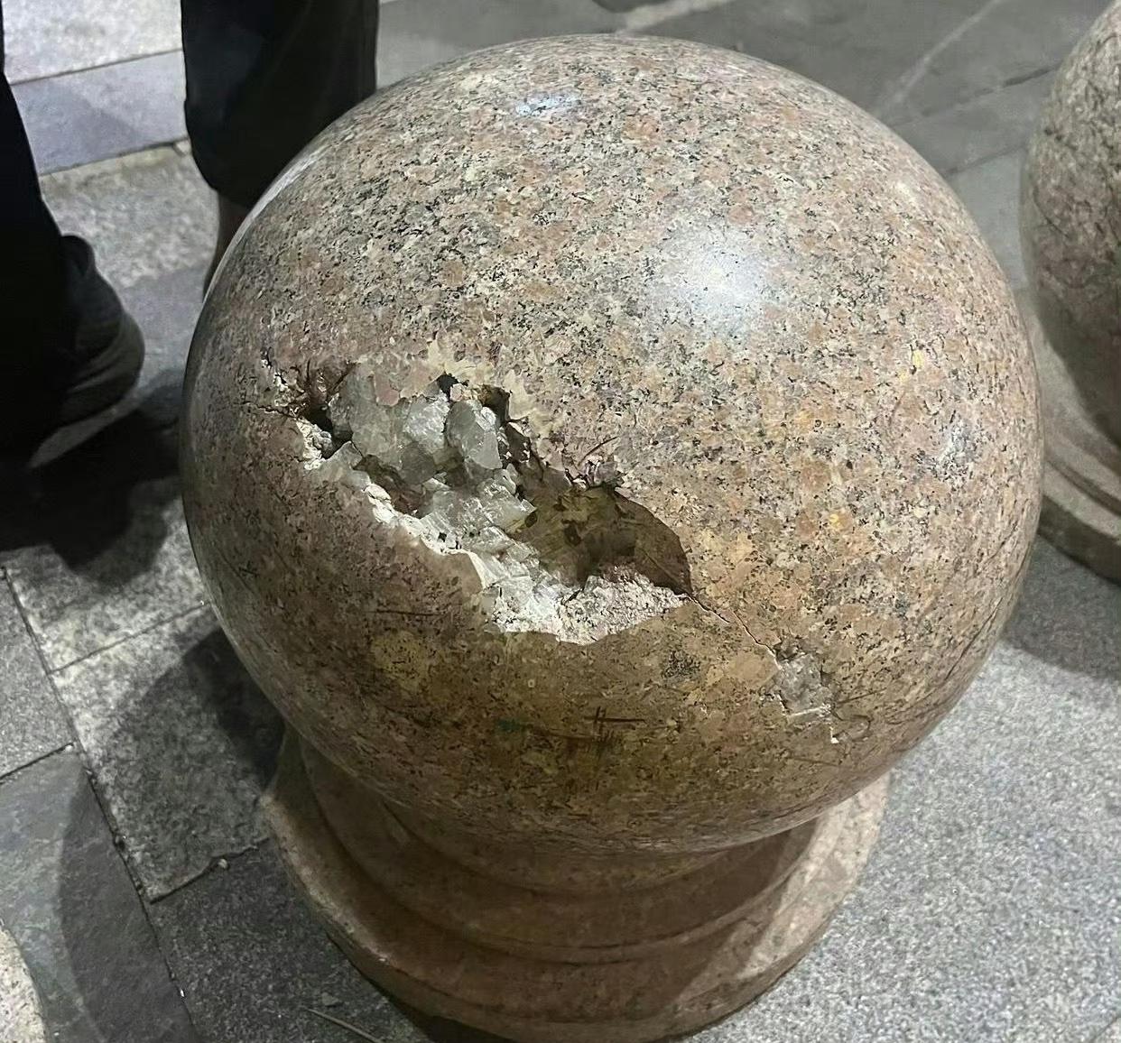 你知道吗？石墩子为啥那么贵了，原来是里面装着水晶！
最近朋友圈都在流传这个段子：