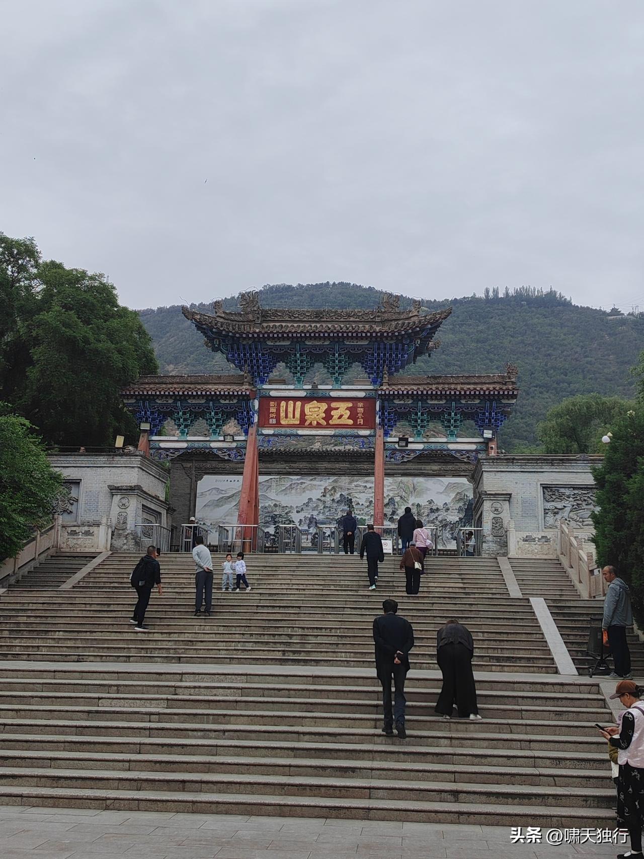 兰州的酒店订在了黄河边，紧挨着黄河楼。平生第三次距离黄河这么近，近在咫尺。第一次