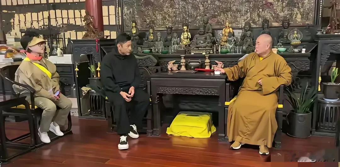 咱先不说释永信有多威风。

就说于荣光去少林寺拜访这事儿，人家一大明星大老远跑过