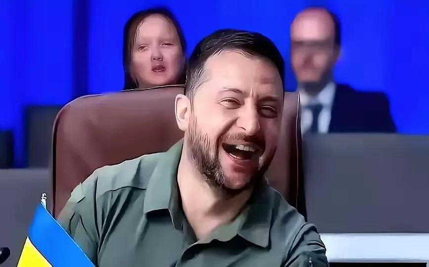 泽连斯基把最后一扇门，用钢板焊死了。
他对着全世界镜头，一字一句地砸出来：乌克兰