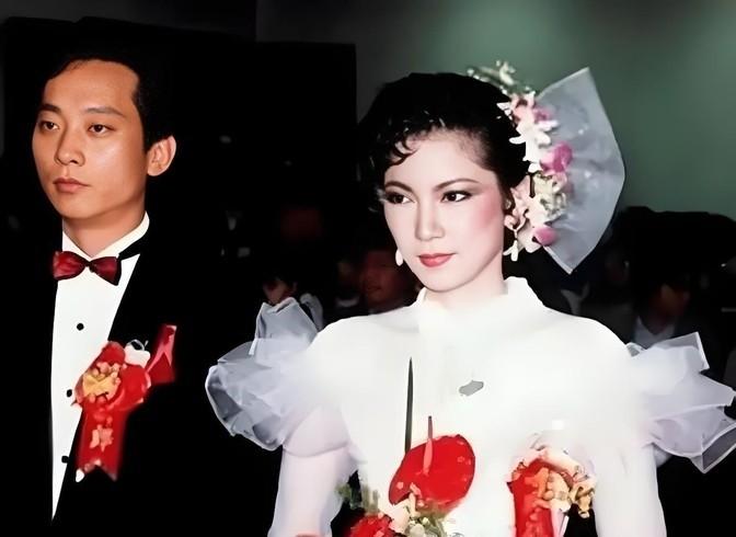 1985年，叛逃至台湾的飞行员萧天润娶了台湾美女主播张德芬，并获得了3000两黄